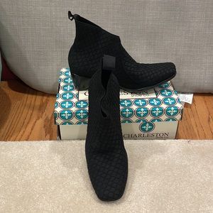 CHARLESTON SHOE CO WOMEN’S LK BLACK TEXTURED ANKLE BOOT BOOTIE SIZE 8 NEW IN BOX